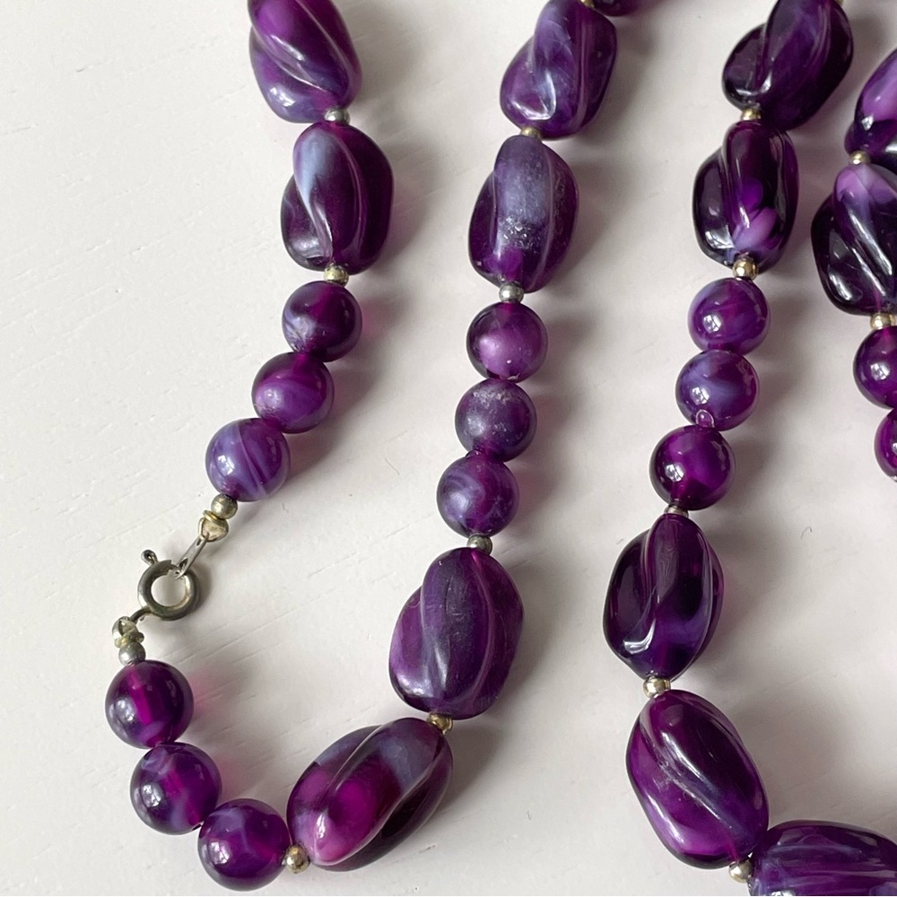 Vintage swirled purple acrylic/lucite beaded necklace - Picture 4 of 10